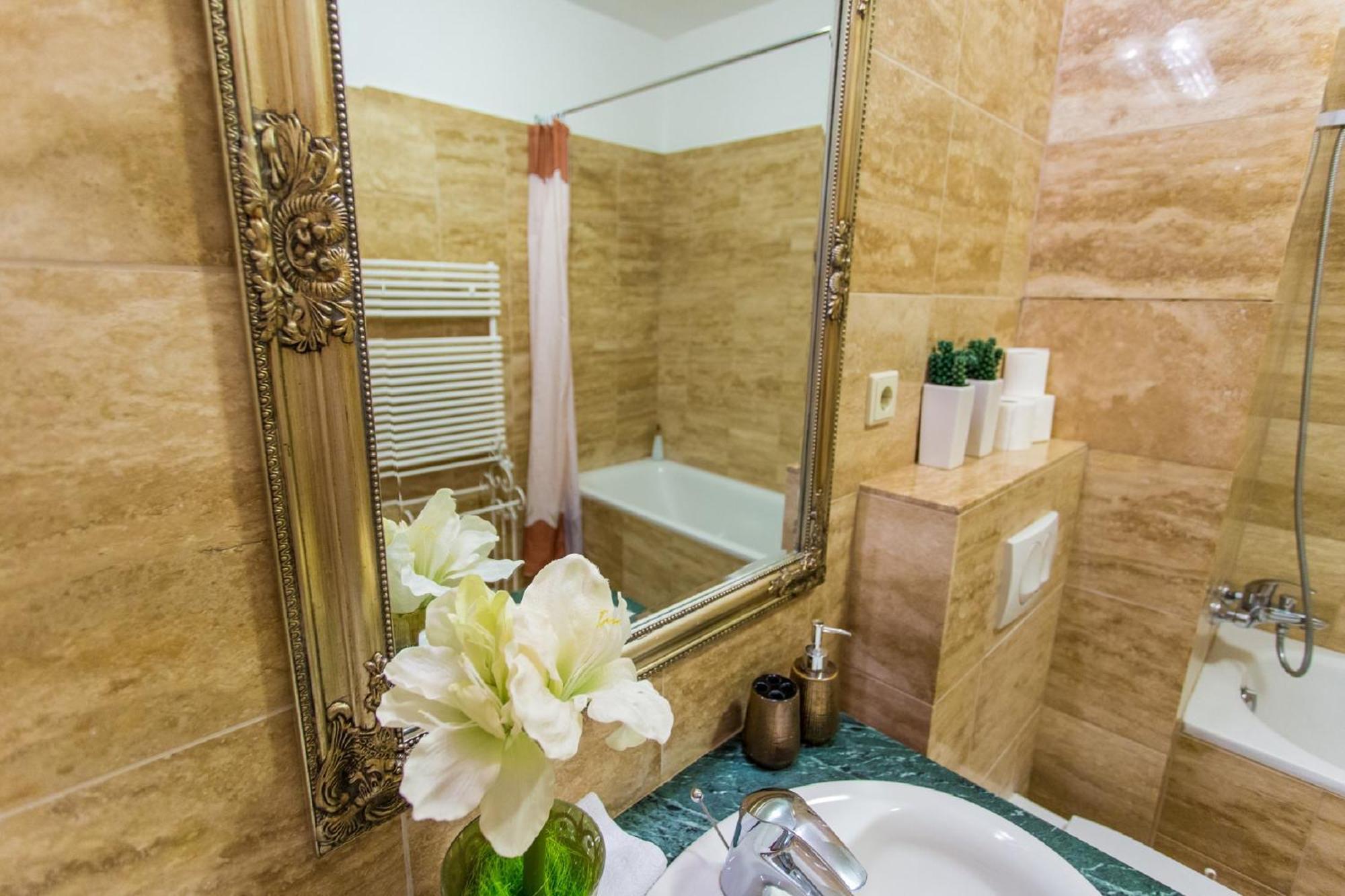 Colours Apartments Superior With Free Parking Budapest Exterior photo